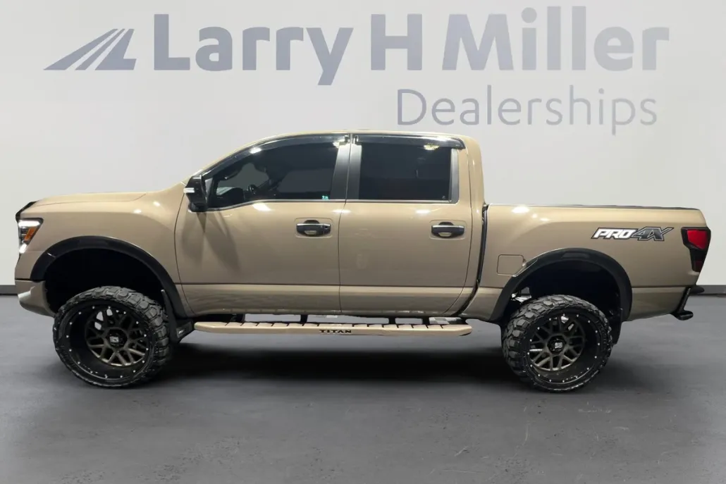 2023 Nissan Titan PRO-4X photo 1