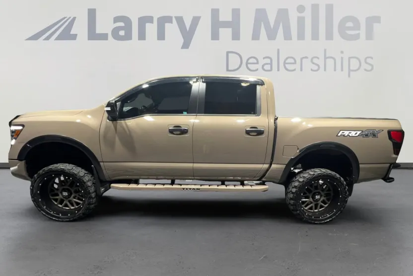 2023 Nissan Titan PRO-4X photo 1