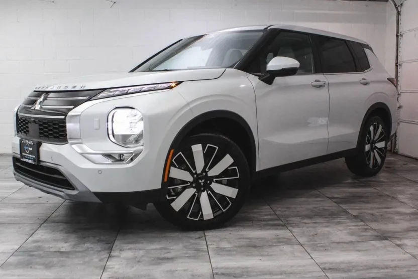 2025 Mitsubishi Outlander SE photo 1
