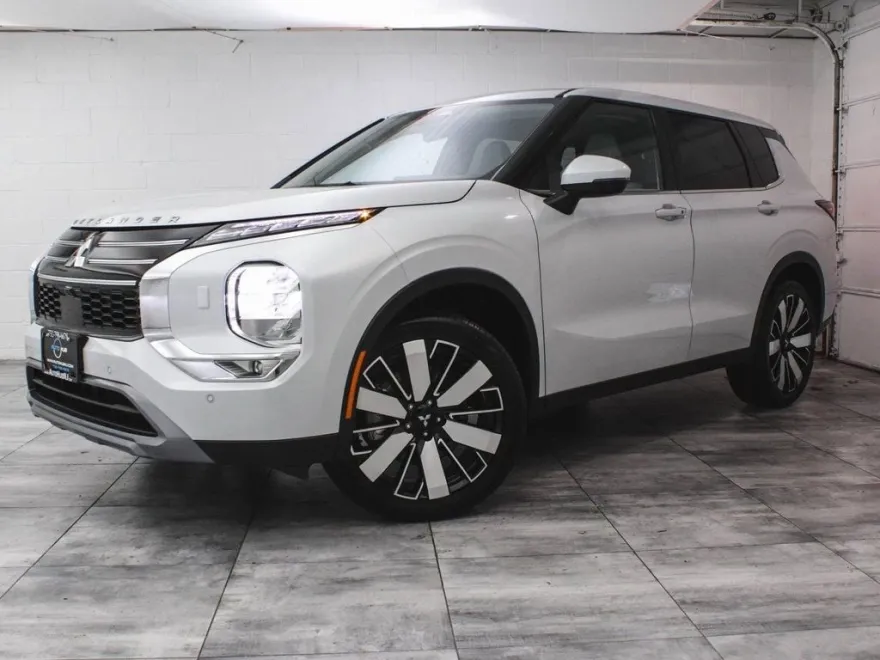 2025 Mitsubishi Outlander SE photo 1
