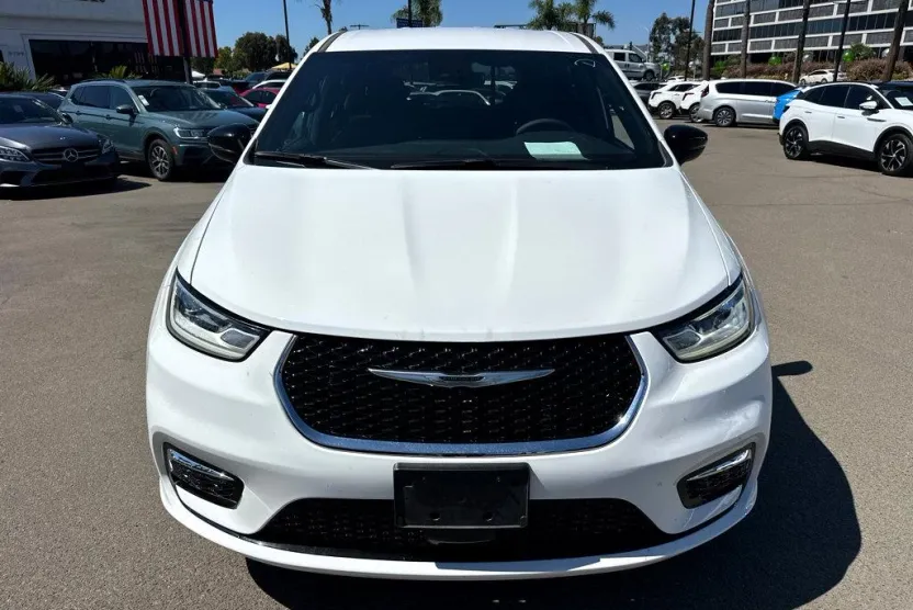 2024 Chrysler Pacifica Touring photo 1