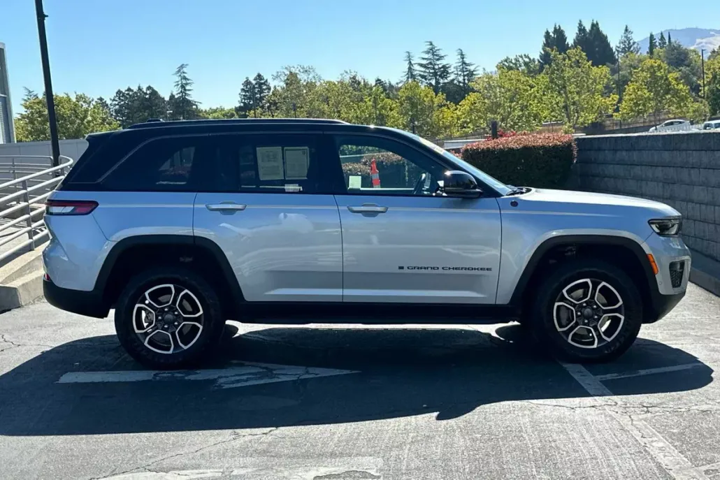 2022 Jeep Grand Cherokee Trailhawk photo 1