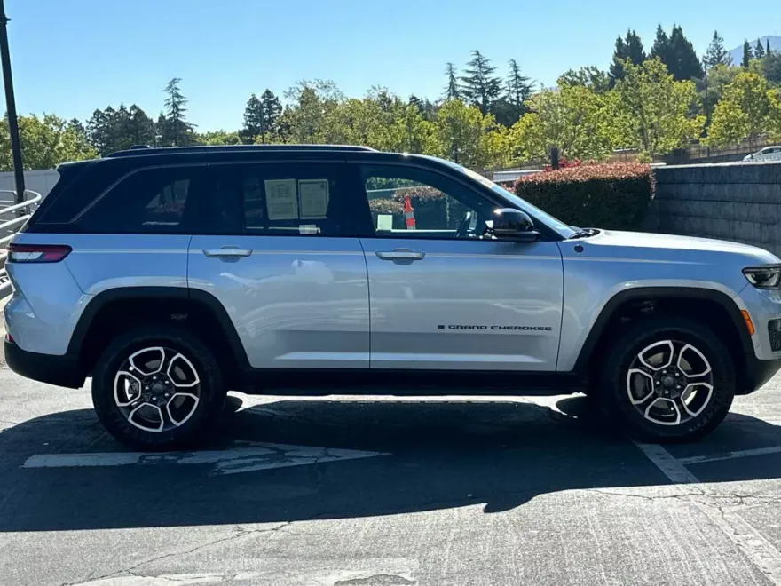2022 Jeep Grand Cherokee Trailhawk photo 1