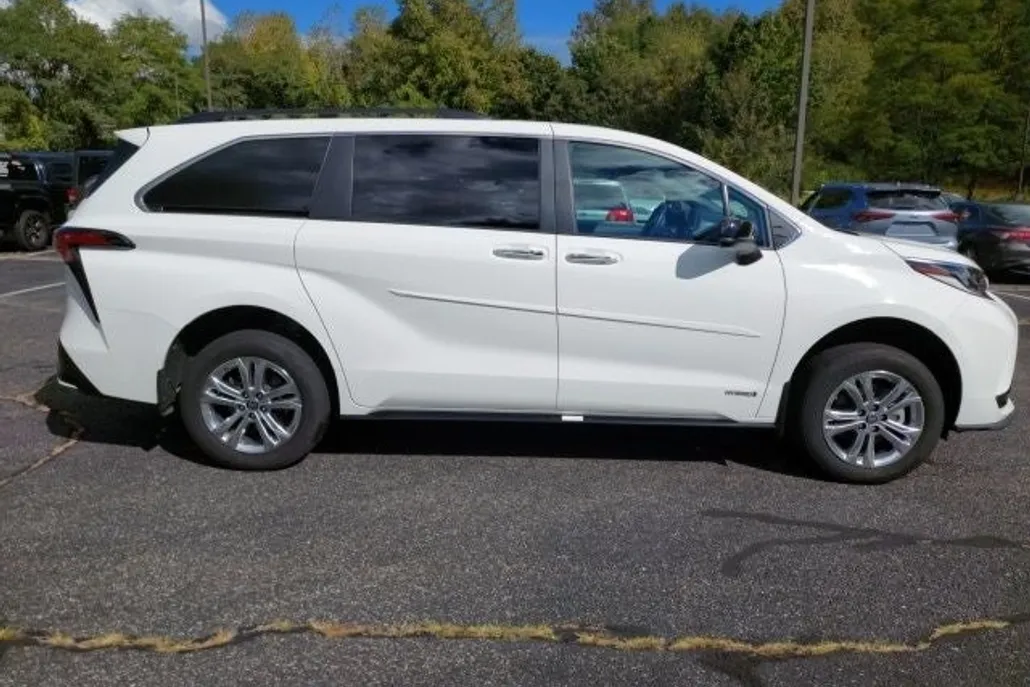 2021 Toyota Sienna XSE photo 1