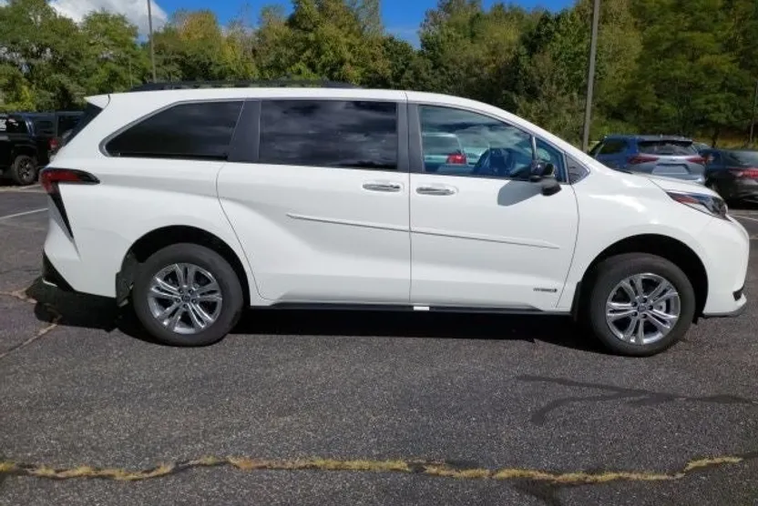2021 Toyota Sienna XSE photo 1