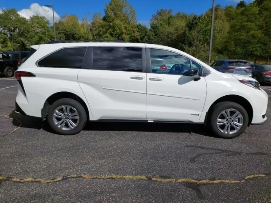 2021 Toyota Sienna XSE photo 1