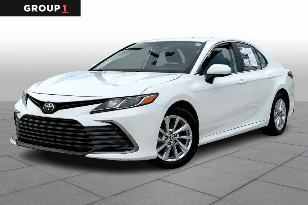 2023 Toyota Camry LE photo 1