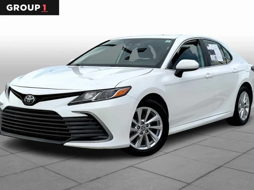 2023 Toyota Camry LE photo 1