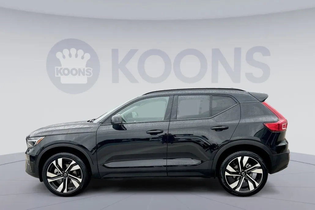 2025 Volvo XC40 Plus photo 1