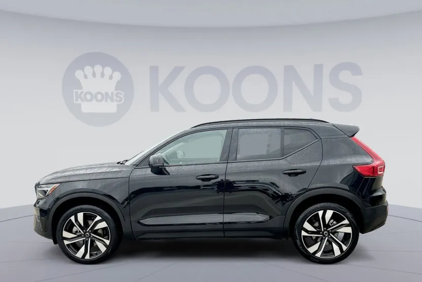 2025 Volvo XC40 Plus photo 1