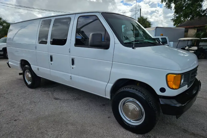 2003 Ford E-350 photo 1