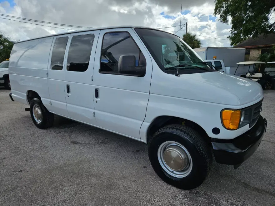 2003 Ford E-350 photo 1