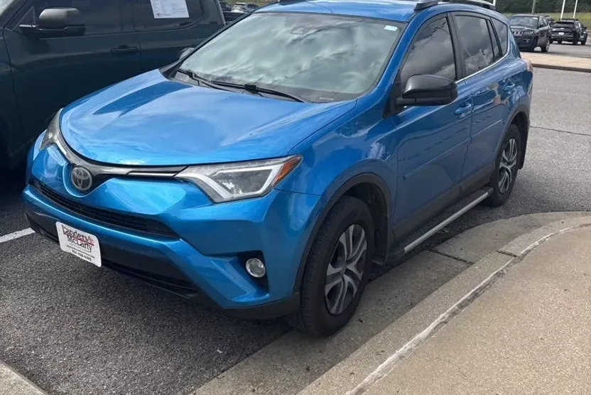 2018 Toyota RAV4 LE photo 1