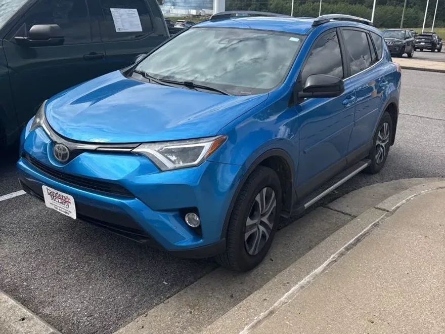 2018 Toyota RAV4 LE photo 1