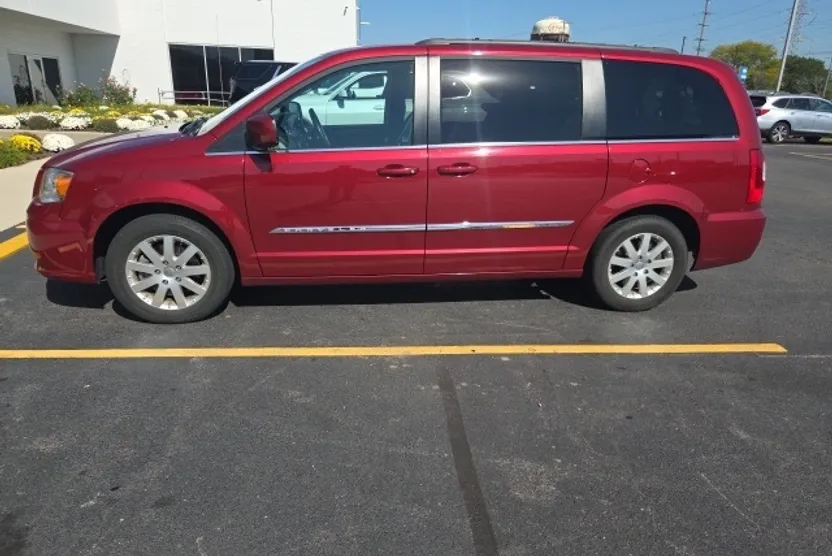 2015 Chrysler Town & Country Touring photo 1