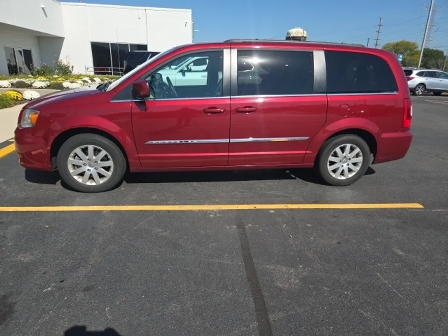 2015 Chrysler Town & Country Touring photo 1