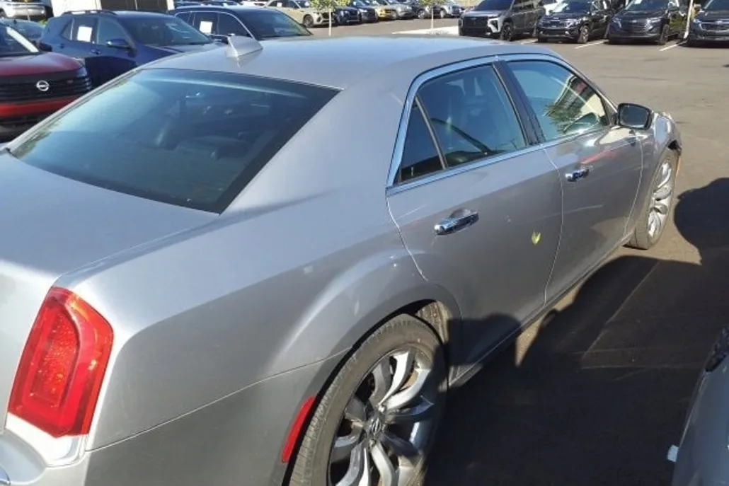 2018 Chrysler 300 Limited photo 1