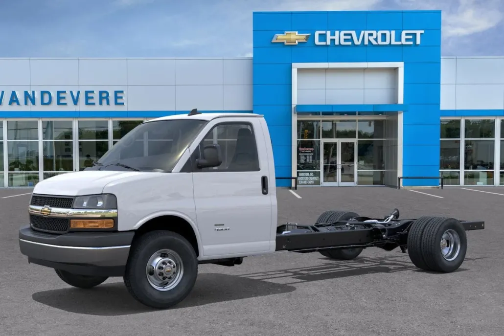 2025 Chevrolet Express Cutaway 3500 photo 1