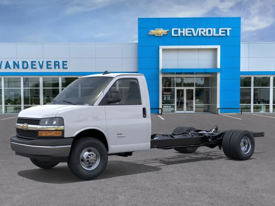2025 Chevrolet Express Cutaway 3500 photo 1
