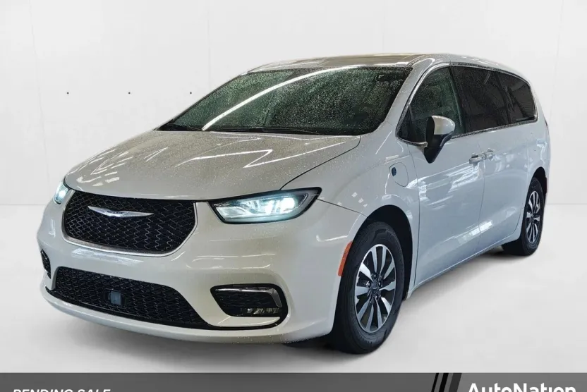 2023 Chrysler Pacifica Hybrid Touring L photo 1
