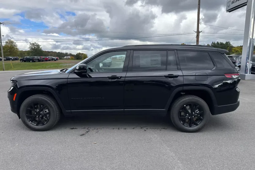 2025 Jeep Grand Cherokee Altitude photo 1