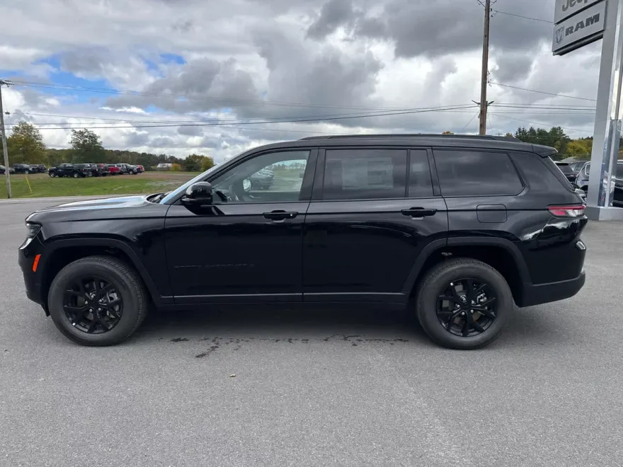 2025 Jeep Grand Cherokee Altitude photo 1