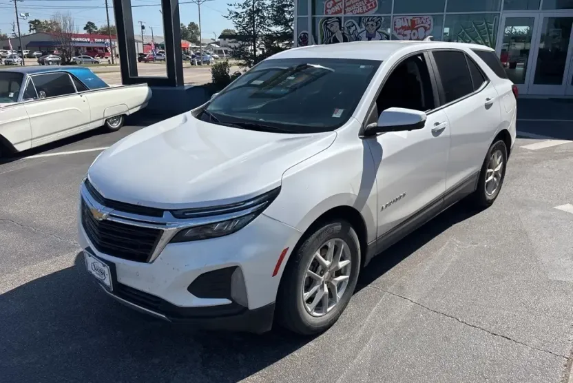 2022 Chevrolet Equinox LT photo 1