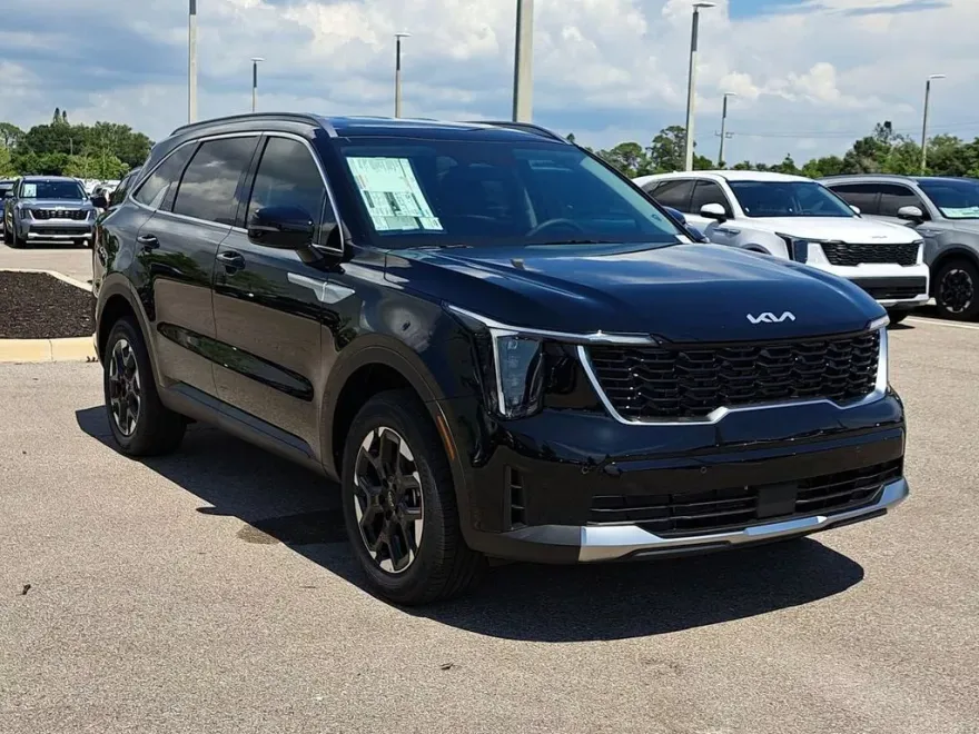 2025 Kia Sorento S photo 1
