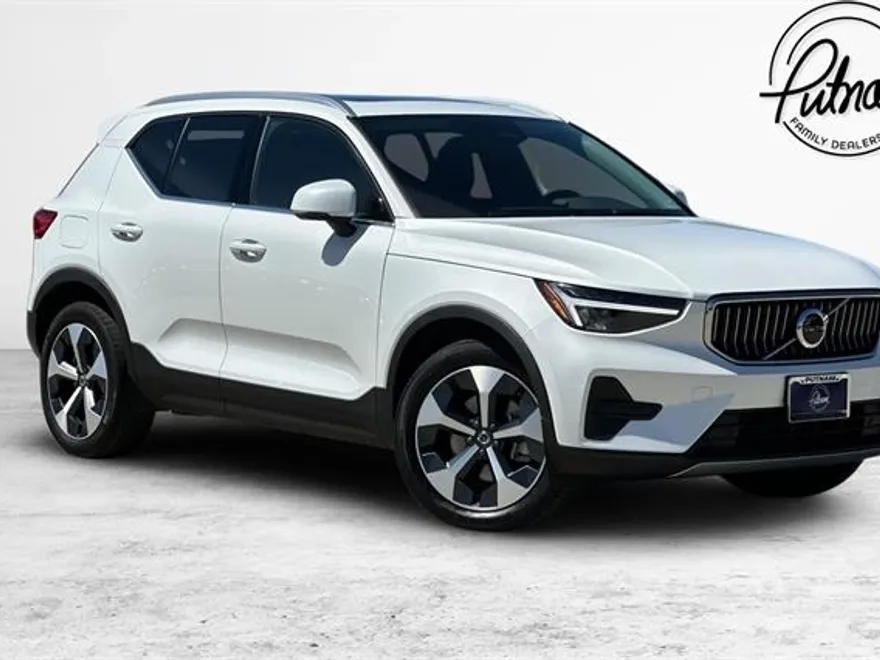 2025 Volvo XC40 Core photo 1