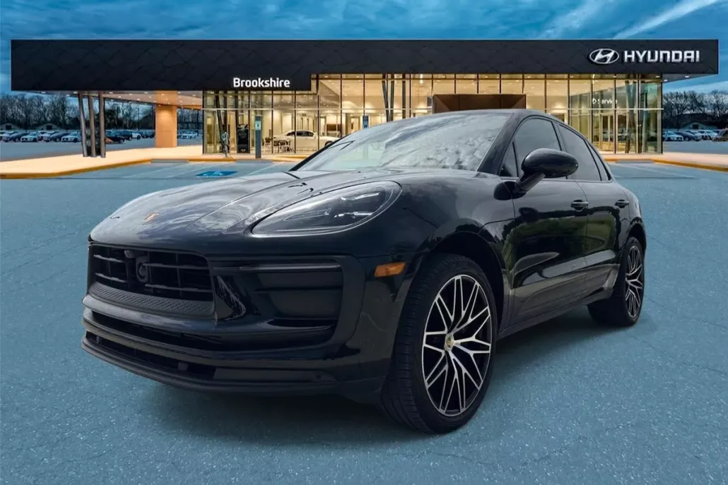 2023 Porsche Macan T photo 1