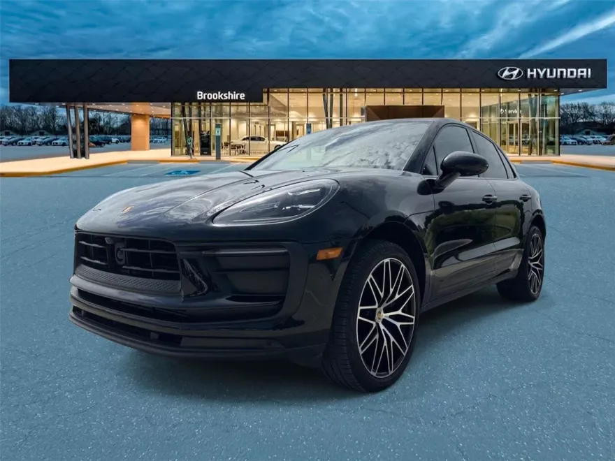 2023 Porsche Macan T photo 1