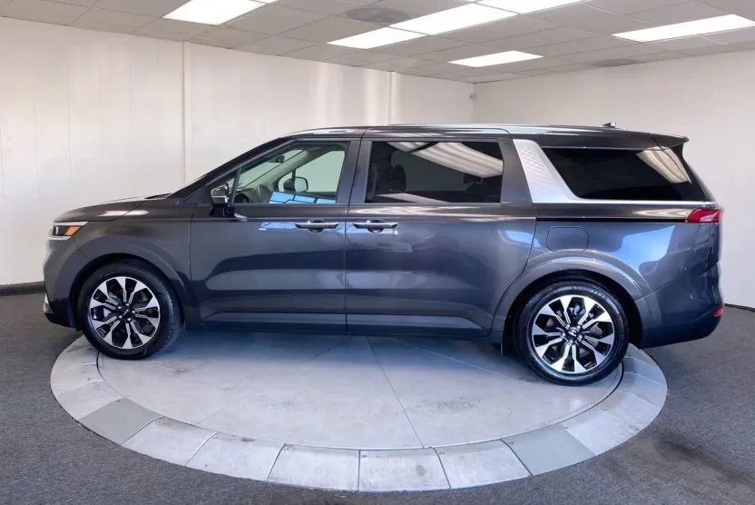 2024 Kia Carnival EX photo 1