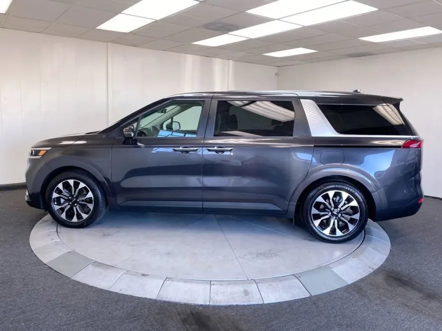 2024 Kia Carnival EX photo 1