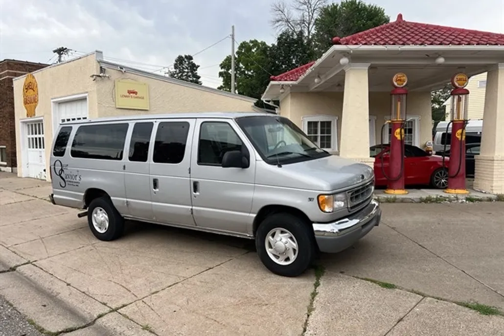 1999 Ford E-350 photo 1