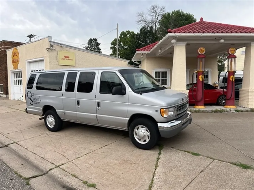 1999 Ford E-350 photo 1