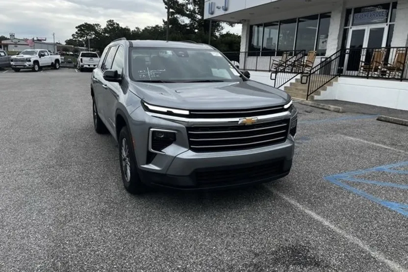 2025 Chevrolet Traverse photo 1