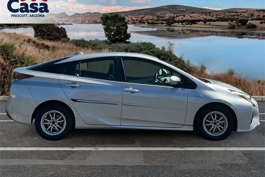 2017 Toyota Prius Two photo 1