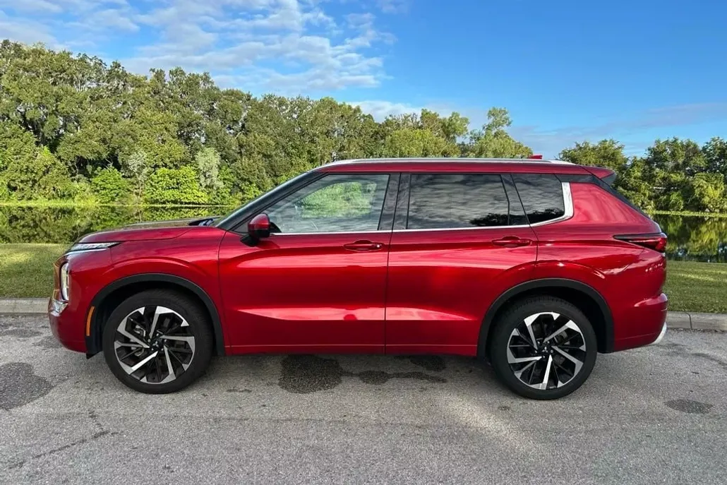 2024 Mitsubishi Outlander SEL photo 1