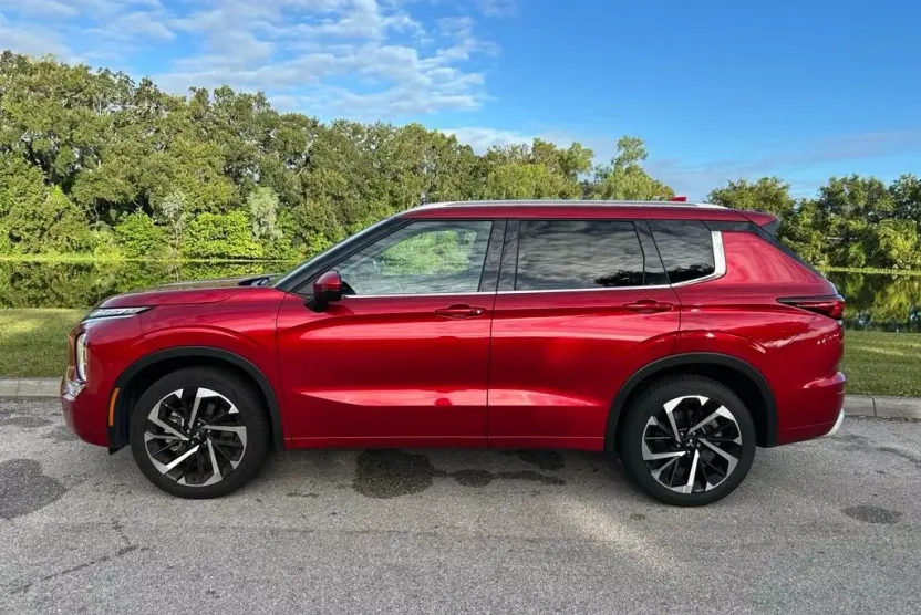 2024 Mitsubishi Outlander SEL photo 1