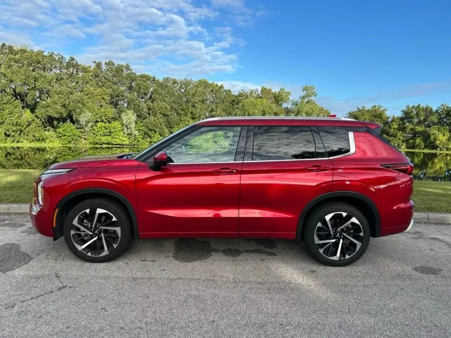 2024 Mitsubishi Outlander SEL photo 1
