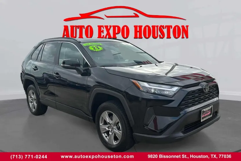 2017 Toyota RAV4 XLE photo 1