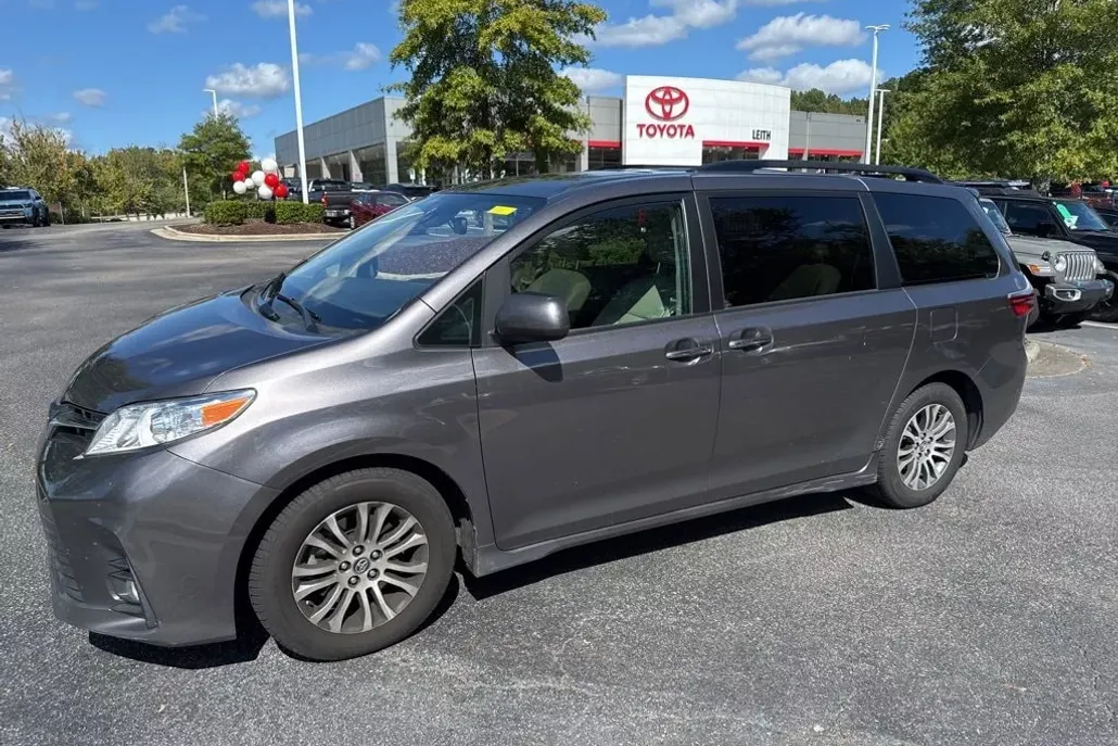 2020 Toyota Sienna XLE photo 1