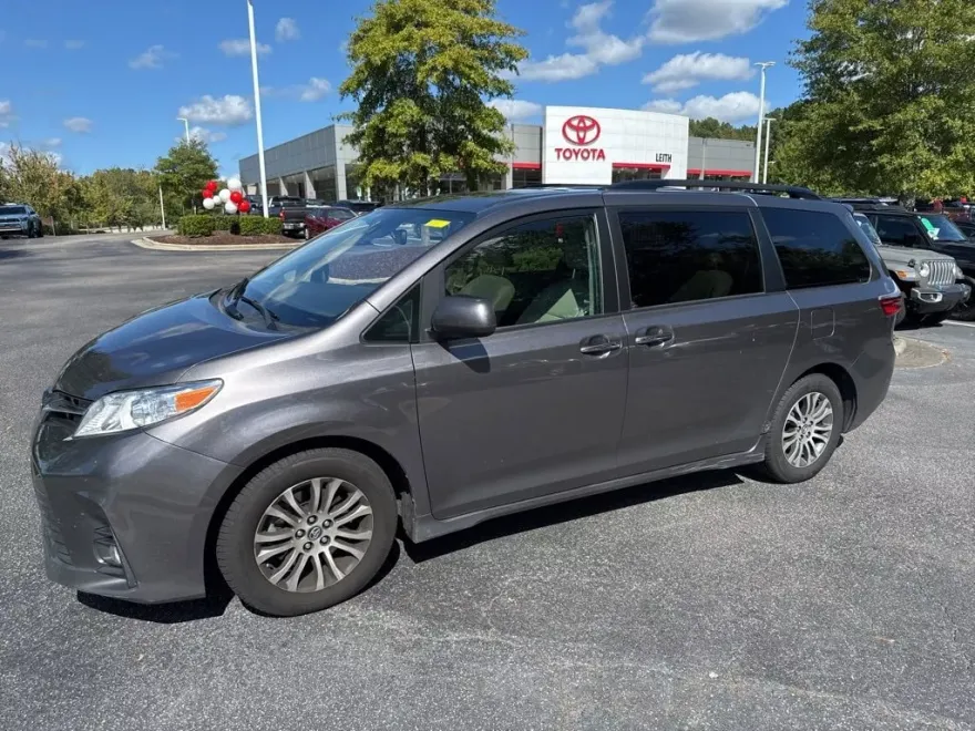 2020 Toyota Sienna XLE photo 1