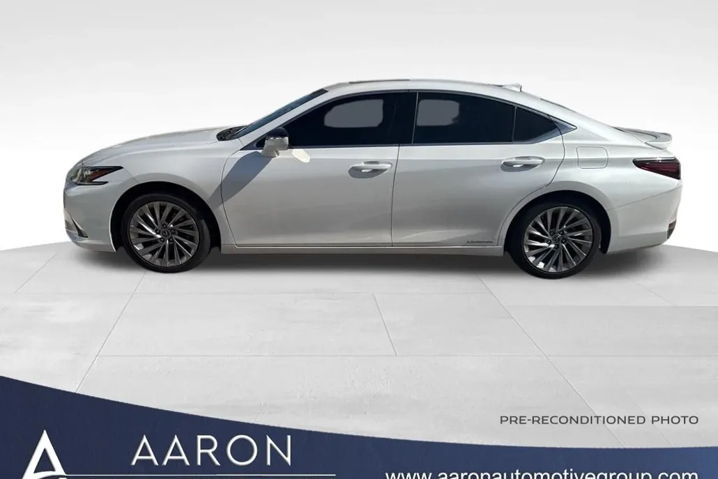 2022 Lexus ES 300h Luxury photo 1