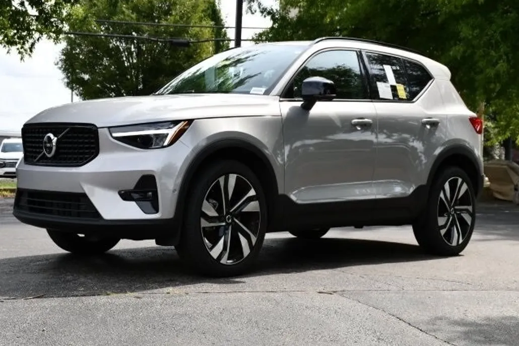 2025 Volvo XC40 Plus photo 1