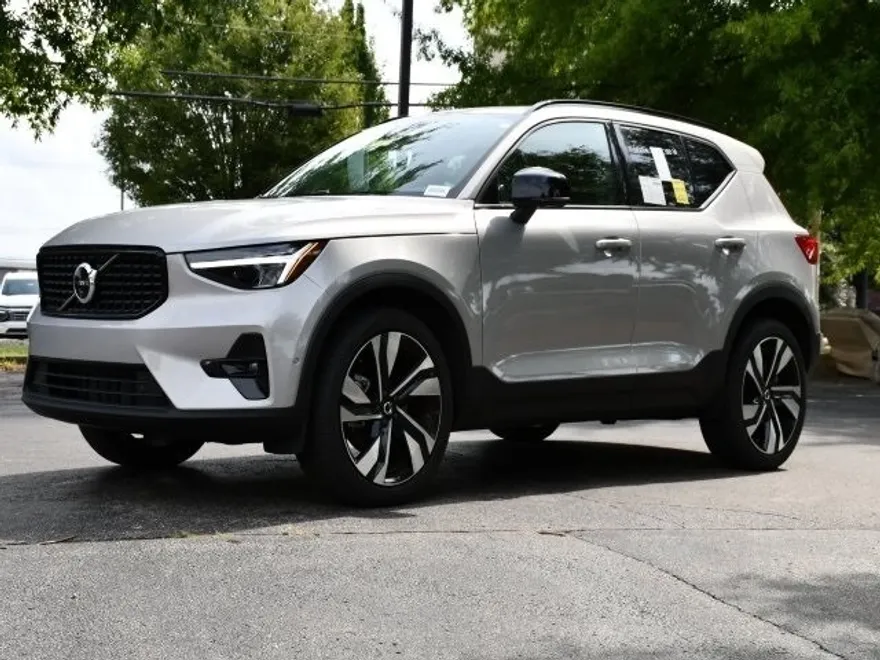 2025 Volvo XC40 Plus photo 1