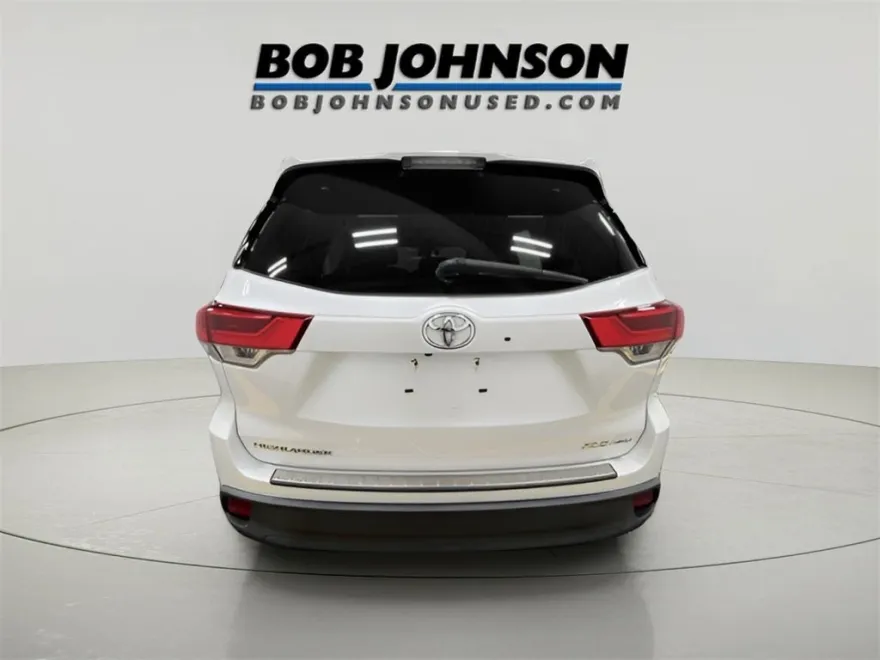 2019 Toyota Highlander SE photo 1