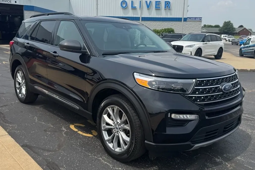 2023 Ford Explorer XLT photo 1