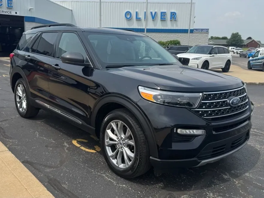 2023 Ford Explorer XLT photo 1