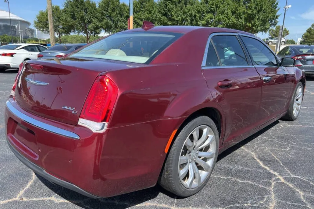 2016 Chrysler 300 C photo 1